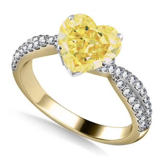 Ring mit gelbem herzförmigem Diamanten an der Schulter