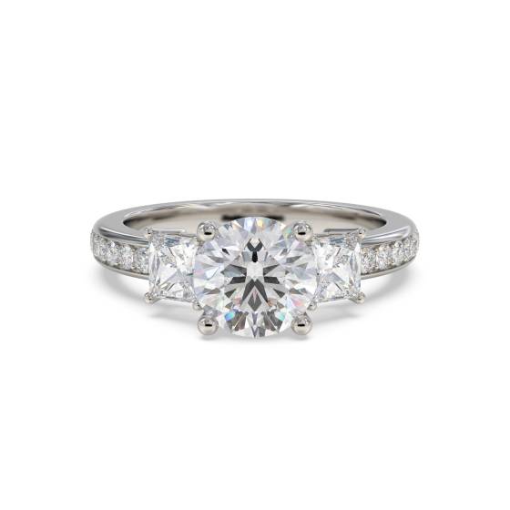 Dreisteiniger Diamantring mit Schulterdiamanten