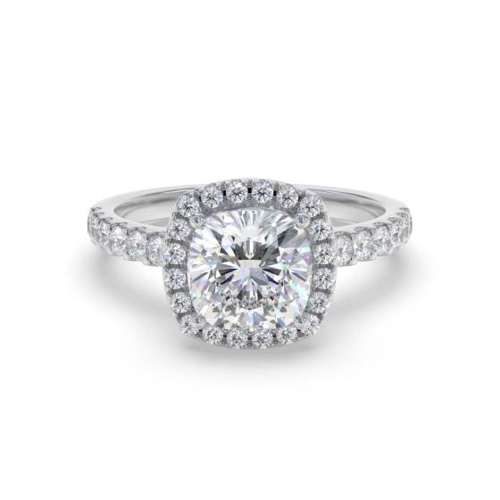 Kissenförmiger Diamantring mit Halo-Schulterfassung