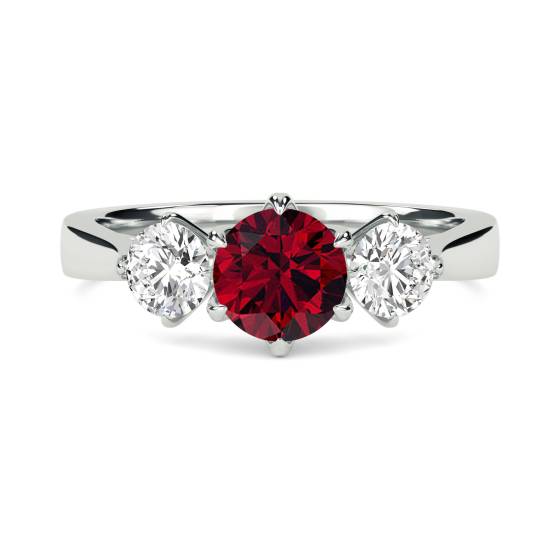 Dreisteiniger Rubin-/Diamantring mit Schulterdiamanten