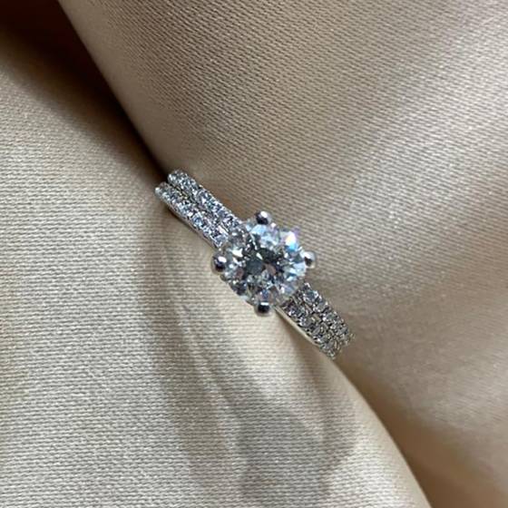 1.00ct I2/G Natural Round Cut Diamond Shoulder Set Ring in 18k White Gold