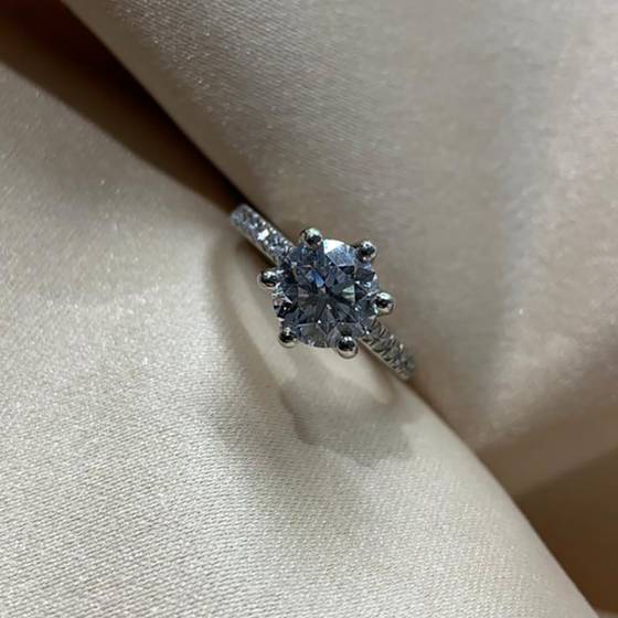 1.55ct SI1/E Lab Grown Round Cut Diamond Shoulder Set Ring in Platinum