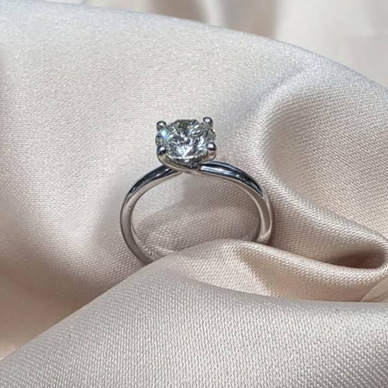 1.25ct VS2/J Round Cut Natural Diamond Solitaire Ring in Platinum