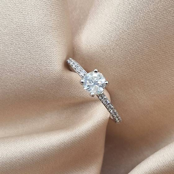 0.85ct I/G Natural Round Cut Diamond Shoulder Set Ring in 18k White Gold