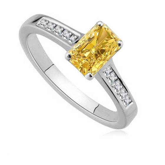 Ring mit strahlend gelbem Diamanten an den Schultern
