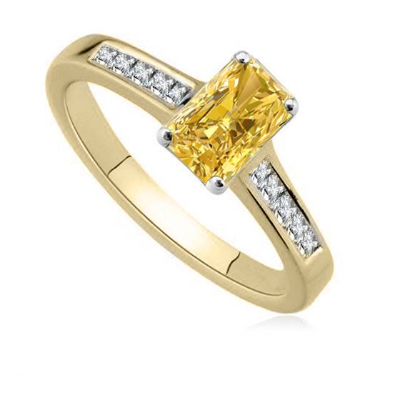 Ring mit strahlend gelbem Diamanten an den Schultern

