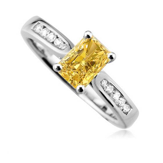 Ring mit gelbem, strahlendem Diamant-Halo und Schulterfassung