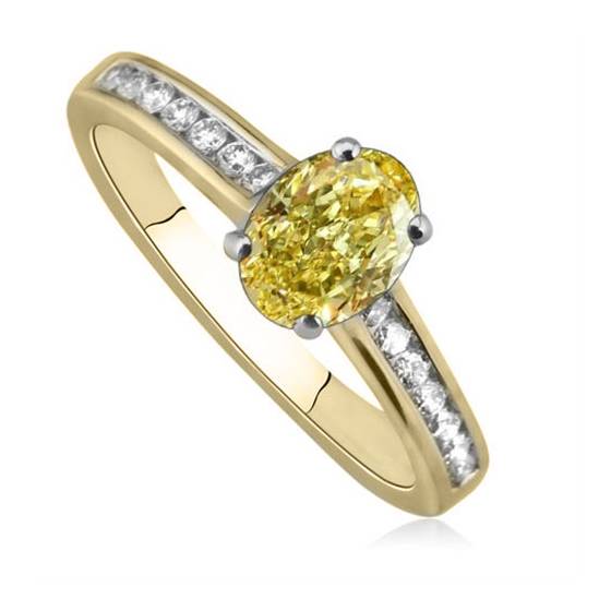 Ring mit ovalem, gelbem Diamanten an den Schultern