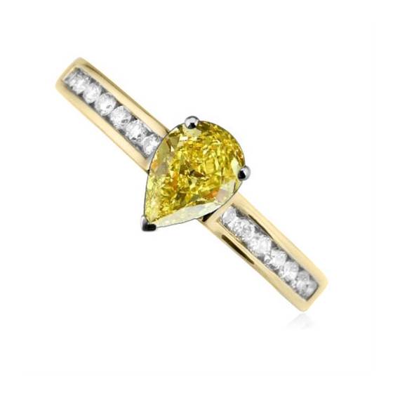 Ring mit gelbem Birnendiamanten und Schulterbesatz