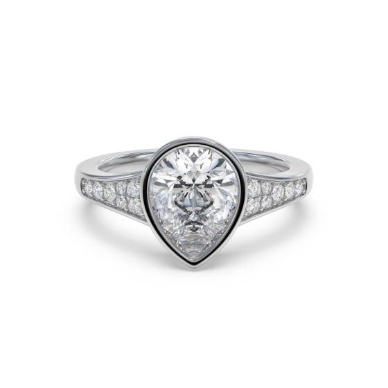 Ring mit Birnen- und Runddiamanten an den Schultern