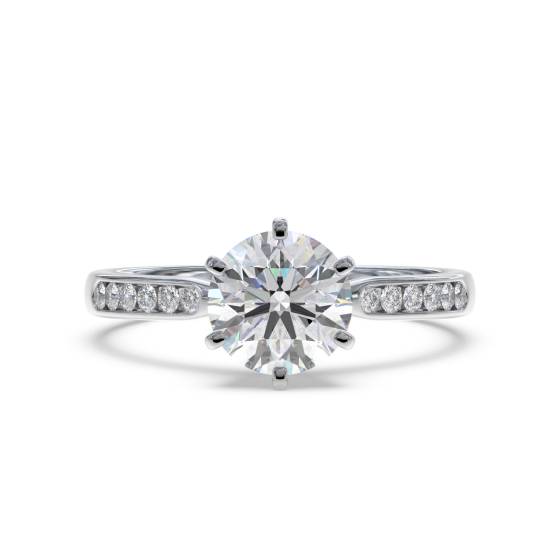 Verlobungsring mit Diamanten im Schulterbereich