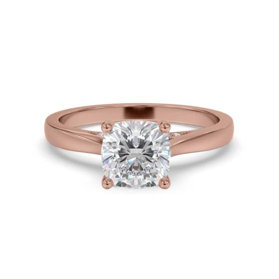 Eleganter Verlobungsring mit kissenförmigem Diamanten