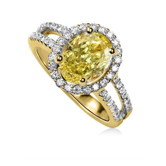 Ring mit ovalem, gelbem Diamanten im Schulterbereich