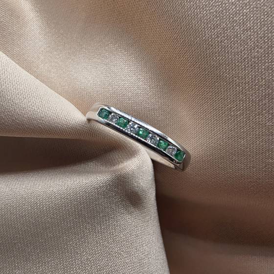 0.20ct VS2/G Round Green Emerald Gemstone Half Eternity Ring in 18k White Gold