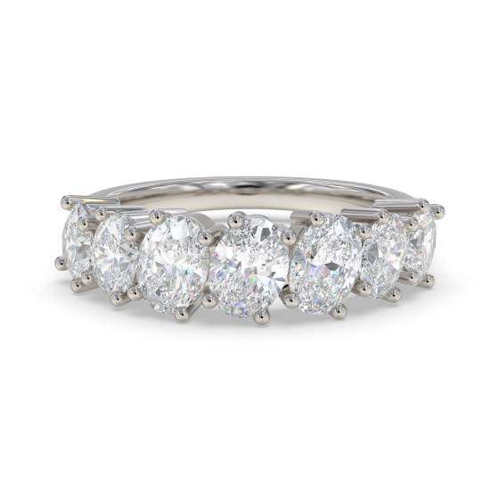 Eternity-Ring mit ovalem Diamanten (1,10 ct) im diagonalen Design