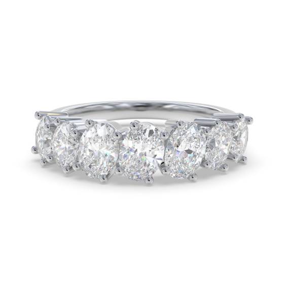 Eternity-Ring mit ovalem Diamanten (1,10 ct) im diagonalen Design