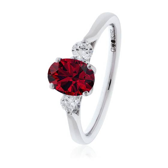 Dreisteiniger Rubin-Diamant-Ring mit Schulterdiamanten