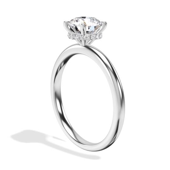 Runder Diamantring mit niedrigem Fassungsrand und verstecktem Halo