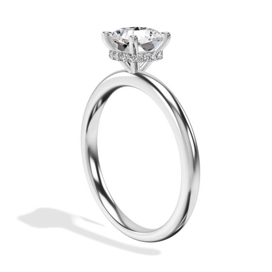 Kissenförmiger Diamantring mit verstecktem Halo