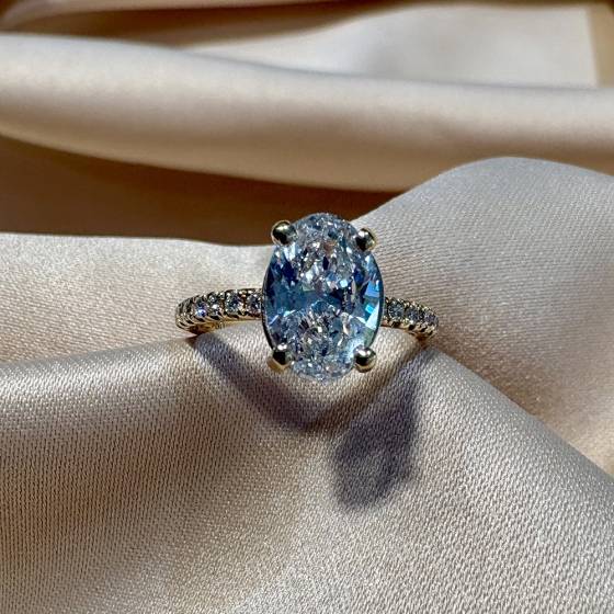 2.01ct VS1/E Lab Grown Oval Diamond Shoulder Set Ring in 18k Yellow Gold/White Head