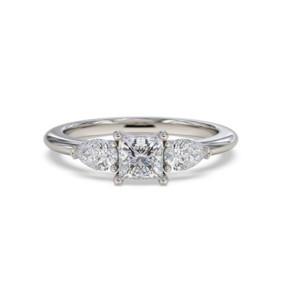 Eleganter Trilogie-Ring aus Prinzess- und Birnenschliff-Diamanten