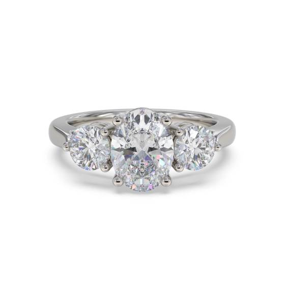 Eleganter Trilogie-Ring mit ovalen und runden Diamanten