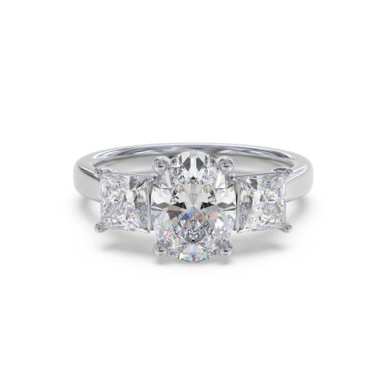 Traditioneller ovaler und Prinzess-Diamant-Trilogie-Ring
