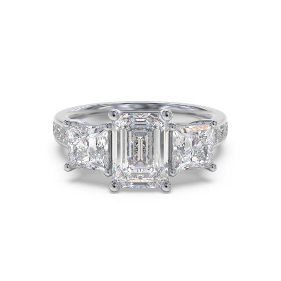 Dreisteiniger Diamantring mit Schulterdiamanten