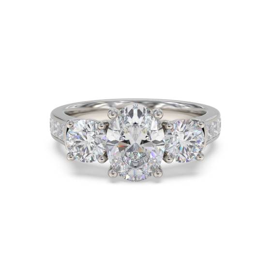 Dreisteiniger Diamantring mit Schulterdiamanten