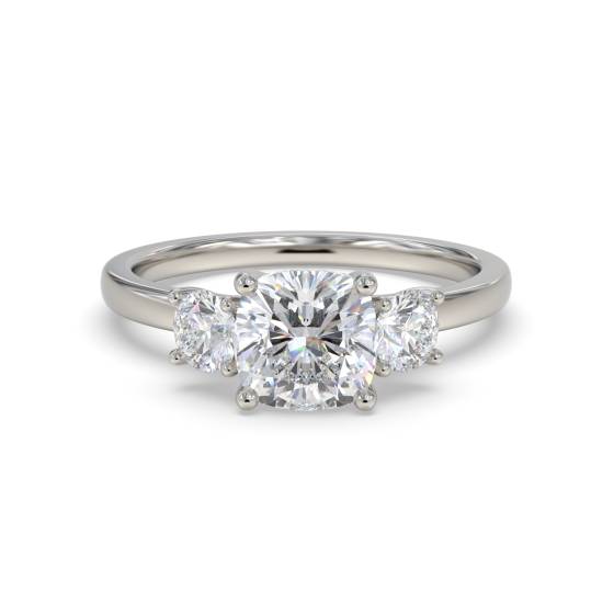 Klassischer Trilogie-Ring mit Kissen- und Runddiamanten