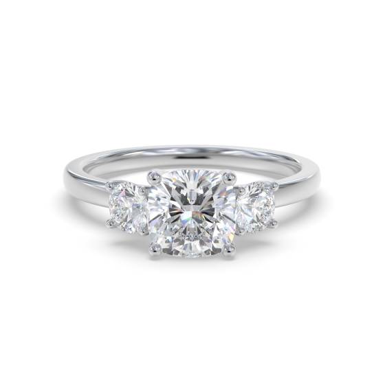 Klassischer Trilogie-Ring mit Kissen- und Runddiamanten