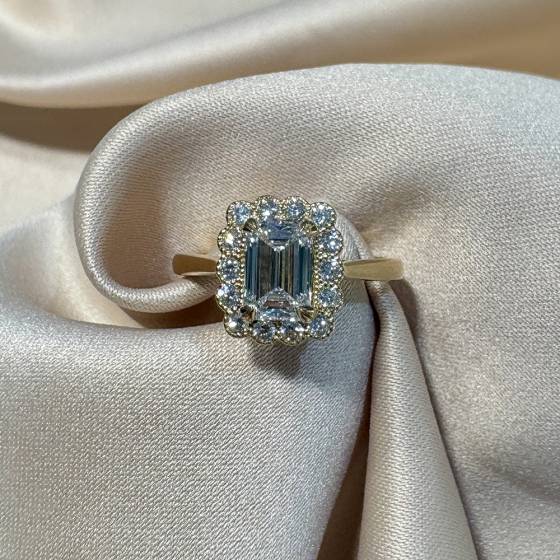 1.30ct VVS1/D Lab Grown Emerald Diamond Halo Engagemant Ring in 18k Yellow Gold