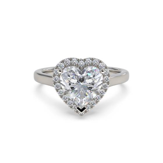 Herzförmiger Diamantring mit einzelnem Halo