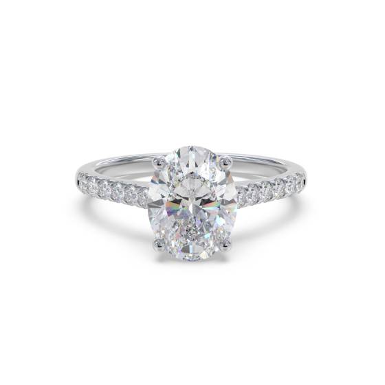Ring mit ovalem Diamanten an der Schulter