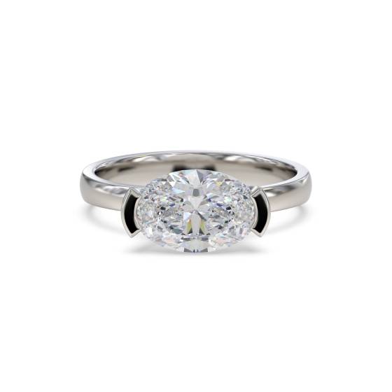 Traditioneller ovaler Diamant-Verlobungsring