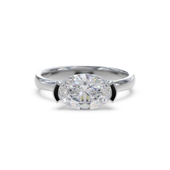 Traditioneller ovaler Diamant-Verlobungsring