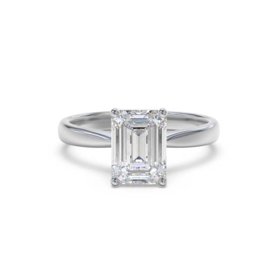 Eleganter Verlobungsring mit Smaragd und Diamanten