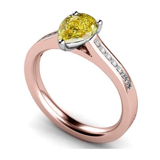 Ring mit gelbem Birnendiamanten und Schulterbesatz