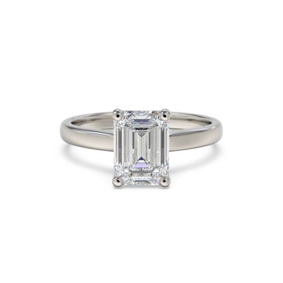 Traditioneller Verlobungsring mit Smaragd und Diamanten