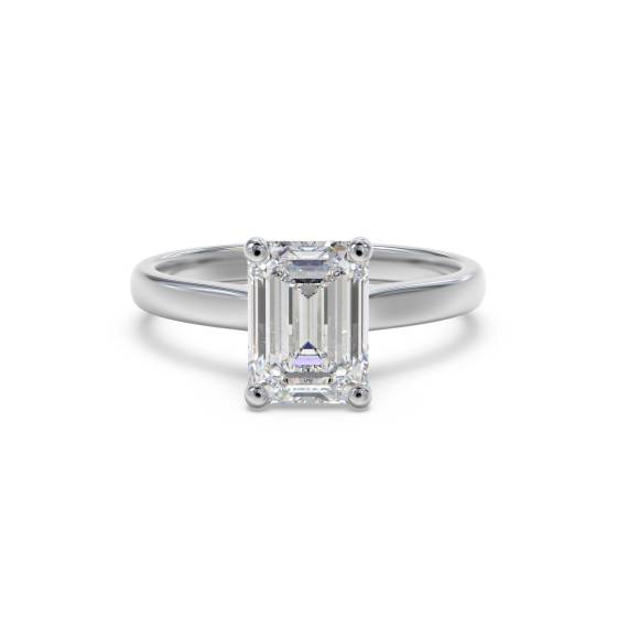 Traditioneller Verlobungsring mit Smaragd und Diamanten