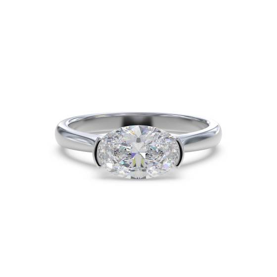 Traditioneller ovaler Diamant-Verlobungsring