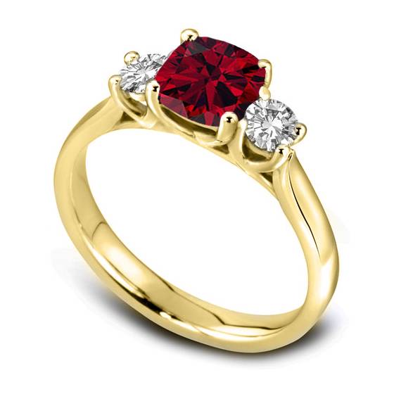 Dreisteiniger Rubin-Diamant-Ring mit Schulterdiamanten