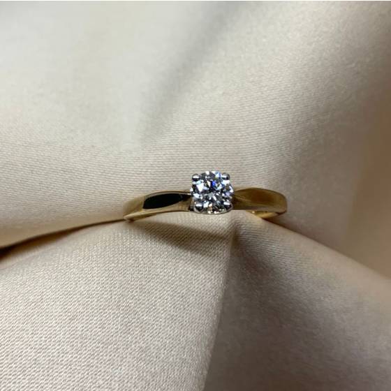 0.34ct VS/G-H Natural Round Cut Diamond Solitaire Ring in 9k Yellow Gold