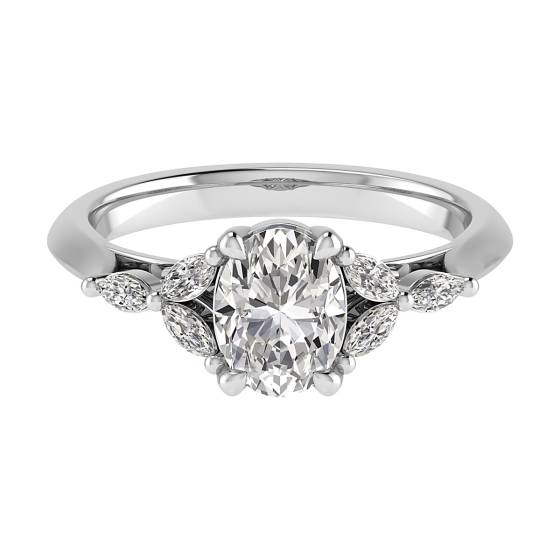 Ring mit ovalem und marquiseförmigem Diamanten an der Schulter
