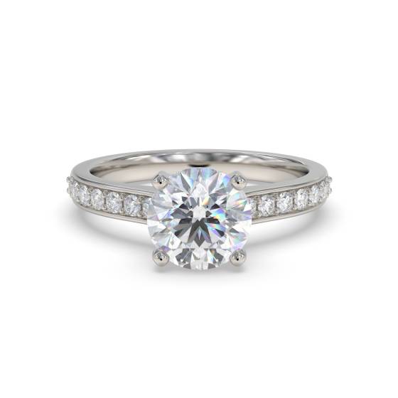 Verlobungsring mit Diamanten im Schulterbereich