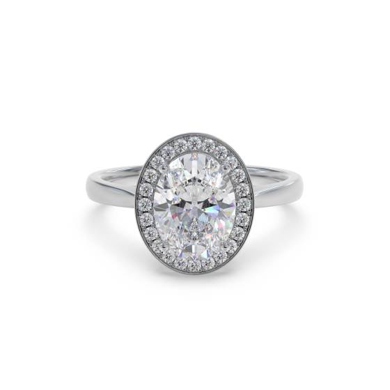 Ovaler Diamantring mit einzelnem Halo