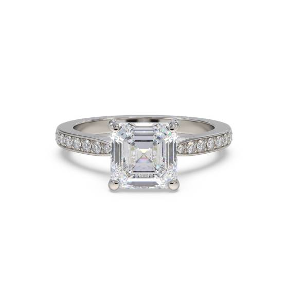 Verlobungsring mit Asscher-Diamanten an den Schultern