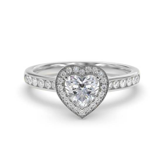 Herzförmiger Diamantring mit einzelnem Halo und Schulterfassung