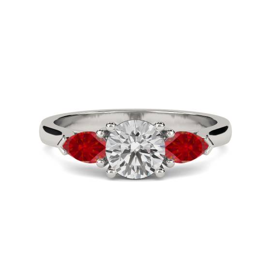 Trilogie-Ring mit Diamanten im Zentrum und Rubinen an den Seiten