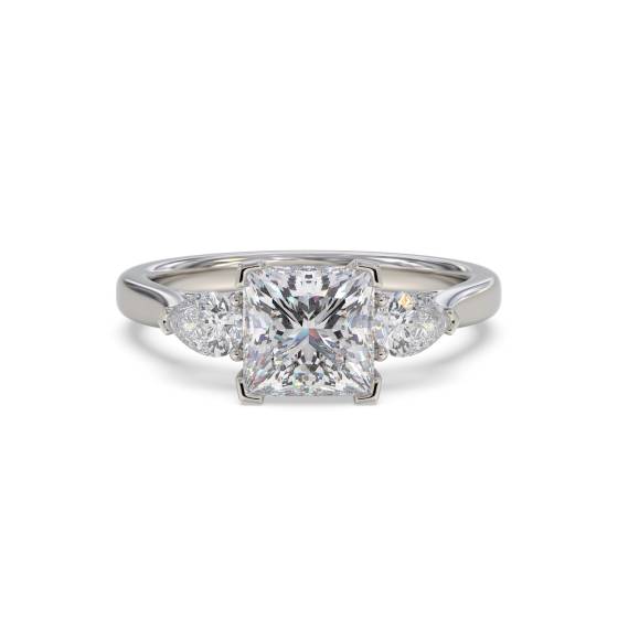 Eleganter Trilogie-Ring aus Prinzess- und Birnenschliff-Diamanten